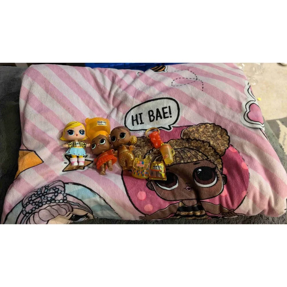 LOL DOLL HUGE LOT DOLLS ACCESSORIES AND HOODED BLANKET. SUPER CUTE LOT. LIKE NEW
